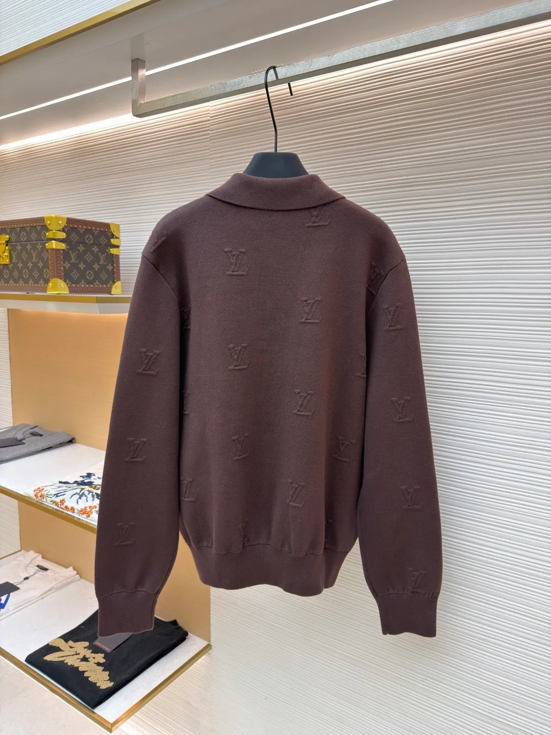 LOUIS VUITTON embossed executive jacket ●Original version: purchased and developed by 16756 ●Item number: 1681942-C00 ●Fabric: 100% cotton ●Technology: embossed production ●Color: brown ●Version: fitted version ●Weight: about 790 grams ●Size: S-M-L-XL ●Description: This Louis Vuitton knitted jacket is made of high-density cotton fabric. The classic LV logo is evenly woven into the body through three-dimensional jacquard technology. The texture is full and the touch is delicate. The neckline is designed with a lapel and is paired with a metal zipper placket (the zipper head is engraved with the brand logo), and the details highlight the texture. The cuffs and hem are ribbed, taking into account elasticity and fit, improving wearing comfort. The whole piece is cut in one piece, with seamless seams. The shape is crisp and the lines are smooth. It not only retains the softness of knitted items, but also has the silhouette of a jacket. It is a combination of craftsmanship and brand identity. The overall wiring is straight and delicate, the fabric is comfortable and soft, and the color is consistent without color difference. It can be matched with the same style to create a fashionable look and control various occasions. Customized accessories, complete with three standards, same style for men and women!